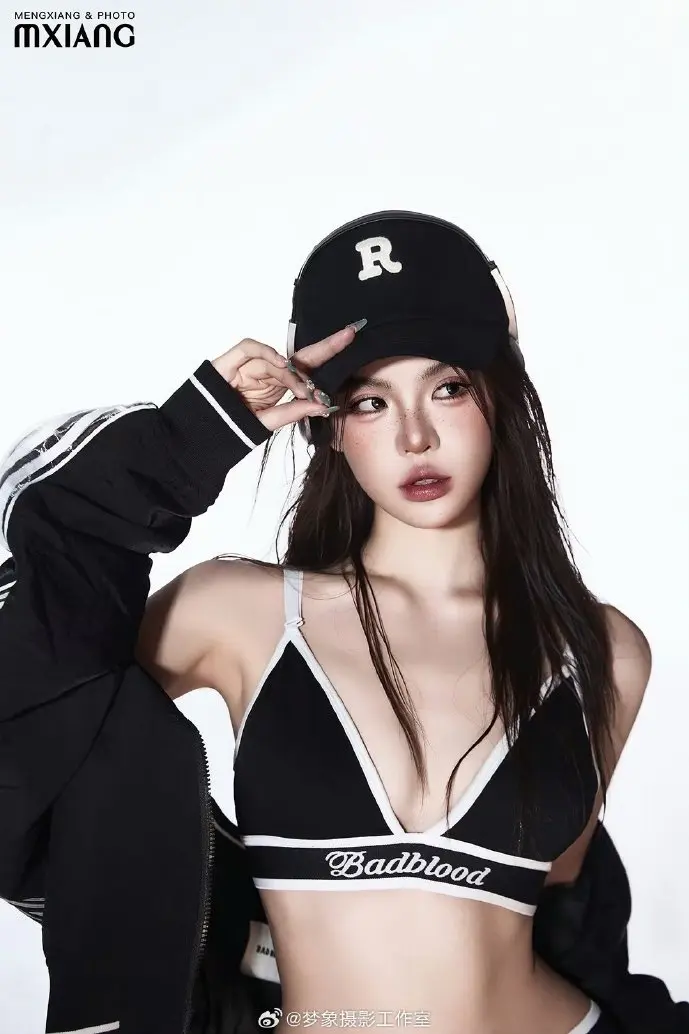 修女使用平板电脑